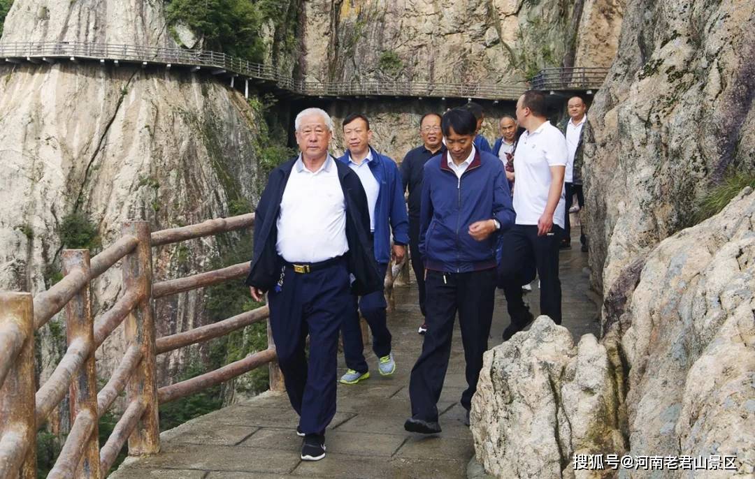 老君山董事局主席杨植森深入金顶现场办公,推进重点项目进度