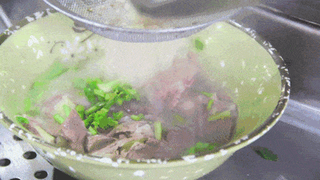 诶~正经人儿来给你答一下,上文我们知道, 羊汤的汤汁发白,那牛肉汤呢