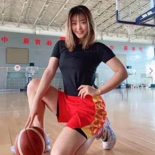 原创李梦的故事:4岁打球,8岁母亲患癌症,15岁成中国女篮第一人