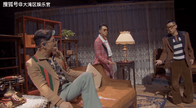 《往事只能回味》无论从场景布置还是人物服装,表演都能给人以满满的