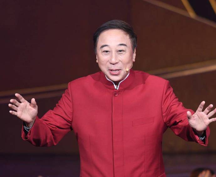 64岁冯巩教师节探望恩师,皱纹明显穿衣接地气_师生
