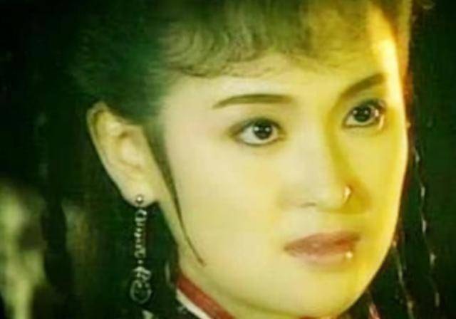 苗若兰的扮演者王璐瑶也同样很幸运,嫁给了房地产大亨李辙,婚后育有一