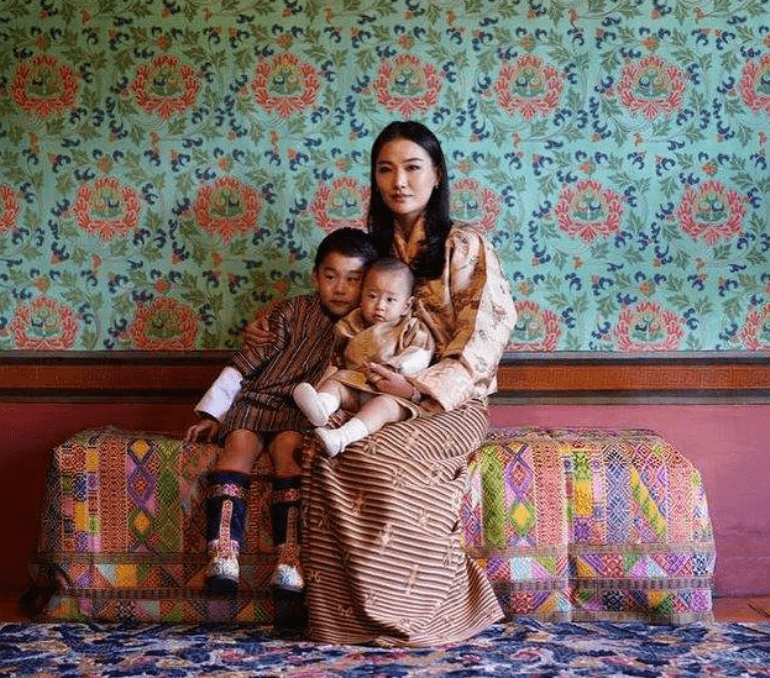 原创泰国王后过生日排场大赢同属相差1天的不丹王后佩玛比她得宠