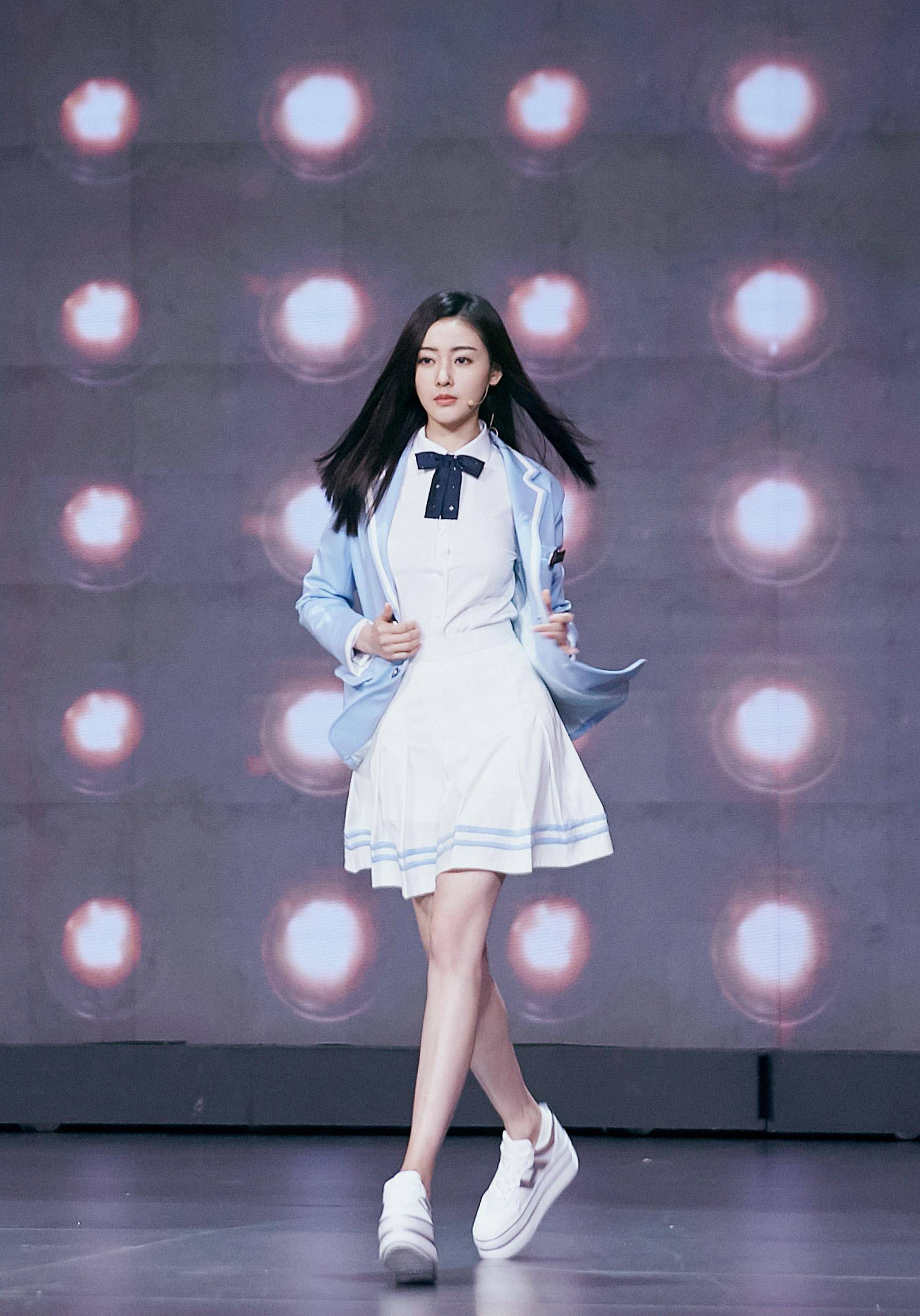 张天爱腿真细,穿学生装美回18岁少女,网友:绝对是校花
