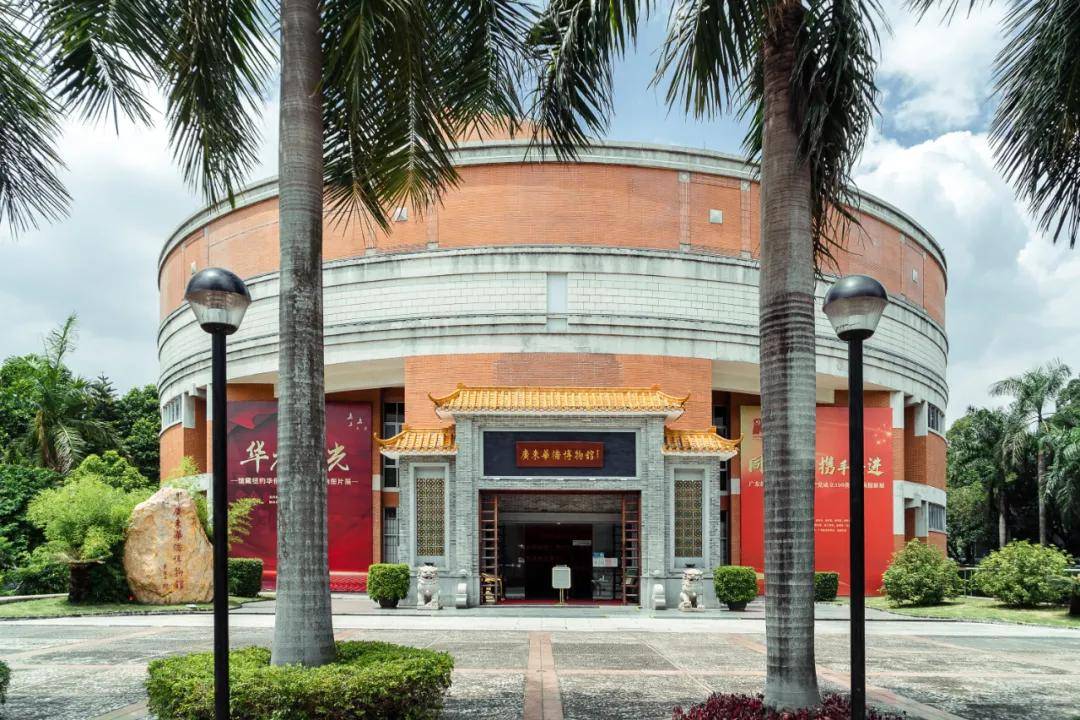 场馆建造时因为资金不足,除了由政府资助,还吸纳了不少民间力量.