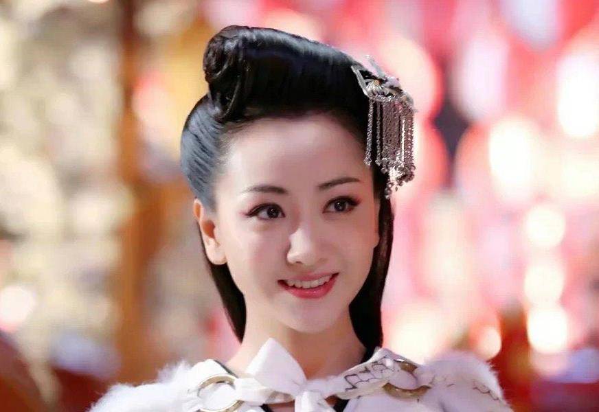前段时间杨蓉的老朋友于正又晒出一组剧照,剧照中杨蓉与蒋勤勤的扮相