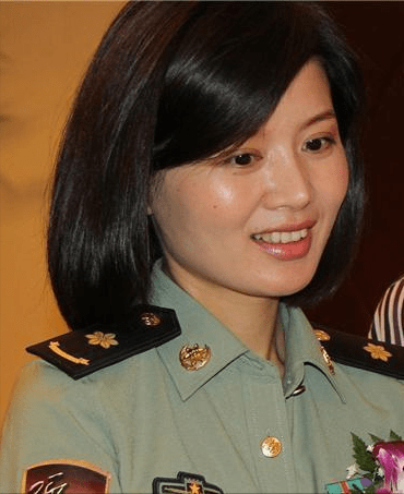 22岁嫁傅程鹏,结婚19年被出轨,45岁独自带娃,后悔当初丈夫走红_程愫