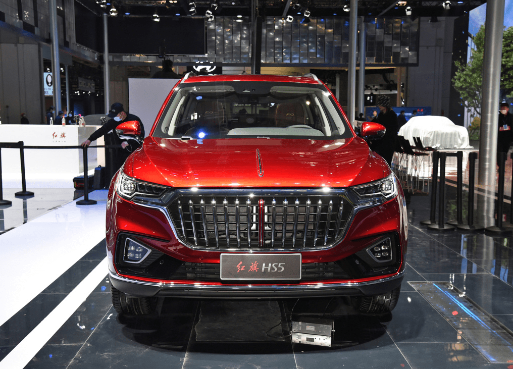 红旗hs5定位于一款豪华中型suv,基本上与奥迪q5l,宝马x3处于同一级别