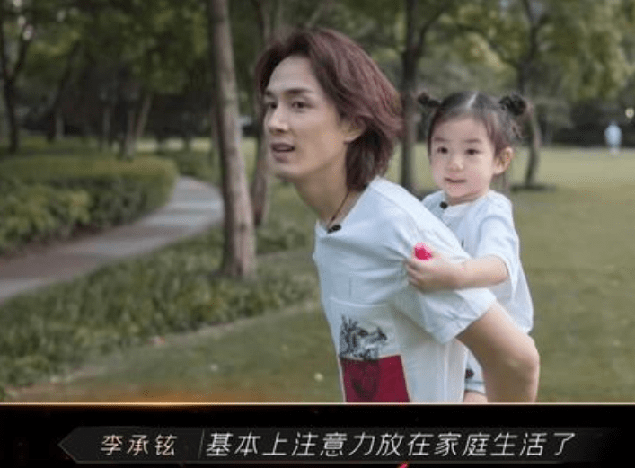 李承铉的条件并不差,在韩国出道因为理念不合,直接自掏腰包选择和公司
