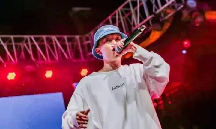 事变成员又加入了活死人厂牌的小李,一直是大猫非常喜欢的rapper之一