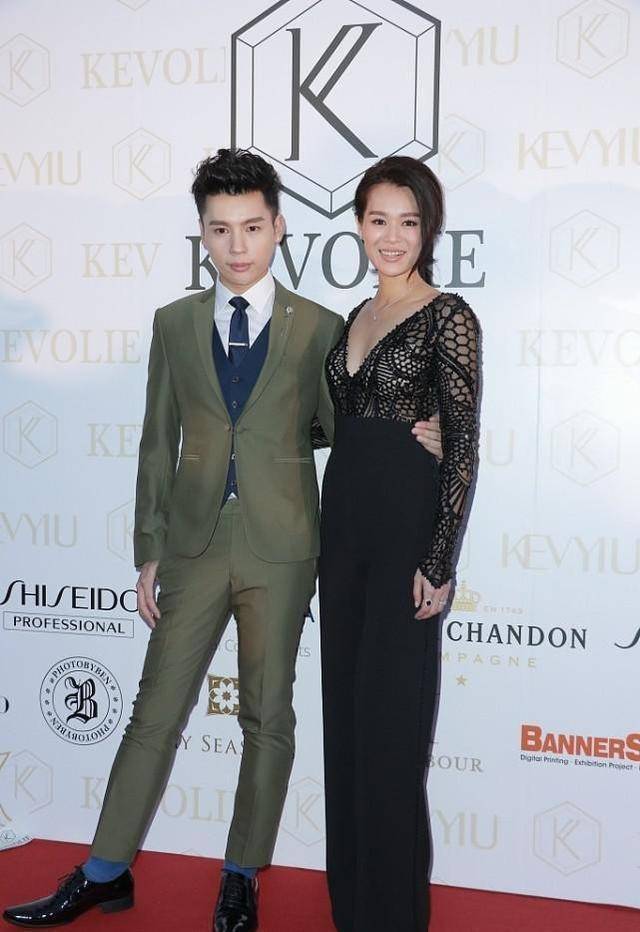 胡杏儿的身材真挺丰满,但穿衣品味不俗,透视装穿出了优雅贵妇感
