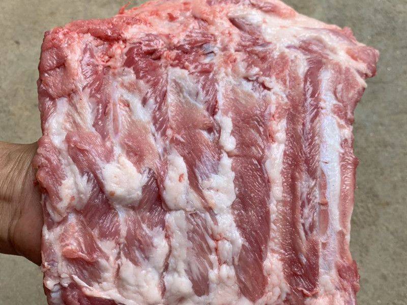 前排肉的颜色要比中排,后排要红润,细腻,因为活动多,所以嫩肉嫩鲜滑