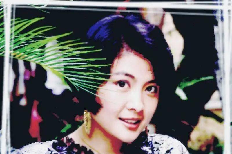原创二嫂苏妙婵三十年前婚纱照曝光虎艳芬年轻时真好看