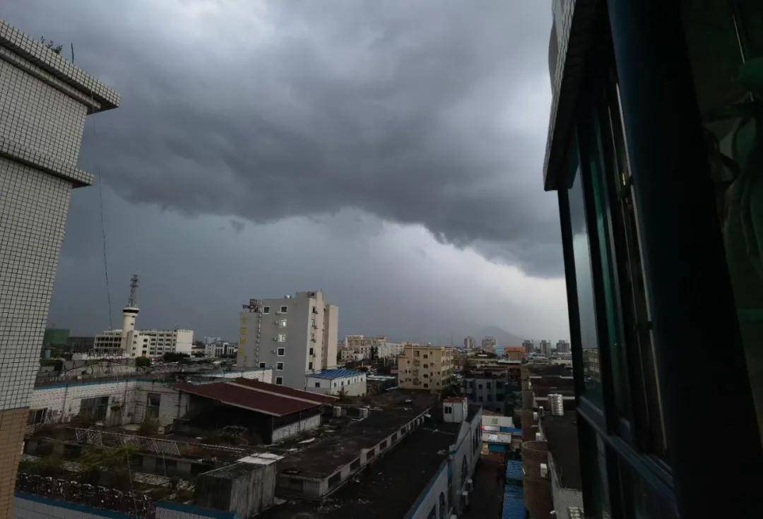 珠海人下班快回家黄色预警信号现正生效雷雨大风马上杀到