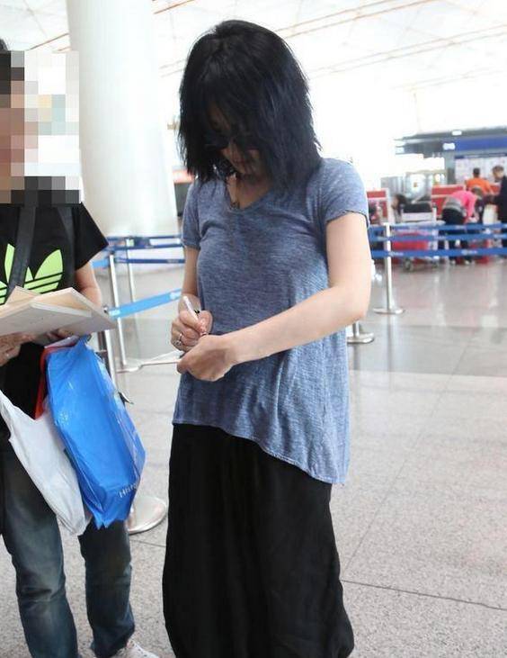 原创王菲气质绝了!穿"吊裆裤"走机场,随性又时髦,一般人不敢模仿