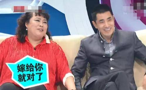 一年后,李菁菁与张金华结婚了. 婚后,他们频繁秀恩爱.
