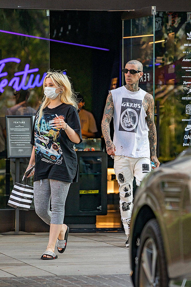 travis barker 和他的女儿 alabama barker 一起购物.