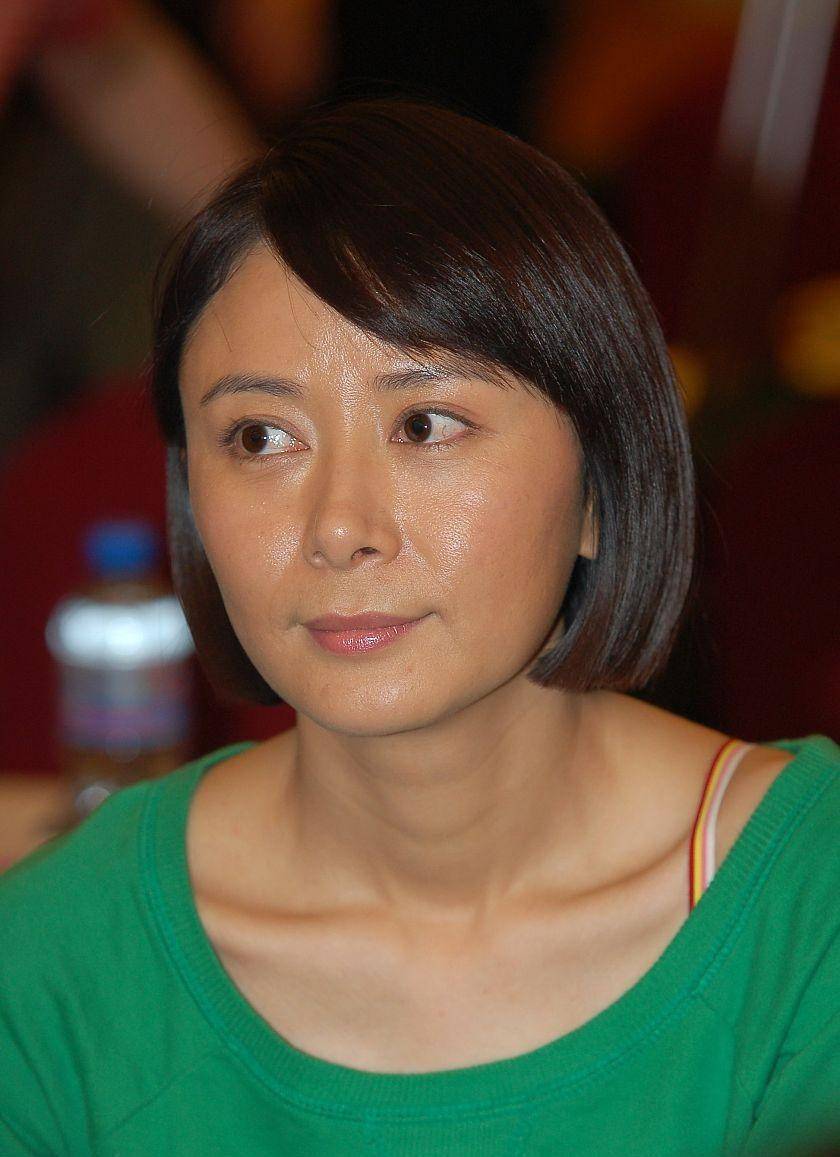 演员张恒不愧是演过"塞娅公主"的人,虽然穿得朴素,但挺有气质