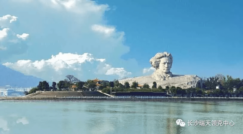 秋天的岳麓山是霜叶的海洋, 独立寒秋,湘江北去,橘子洲头.