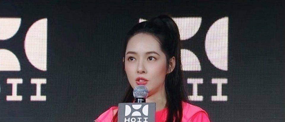 原创郭碧婷产后首次亮相大变样,脸颊凹陷颧骨突兀,侧面变成朝天鼻