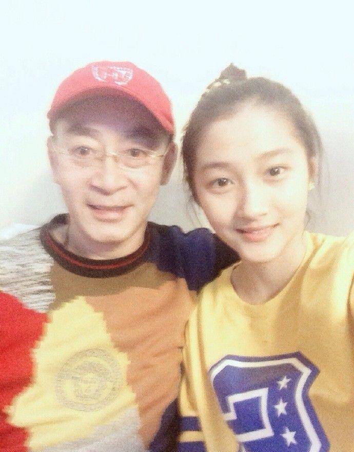 原创六小龄童29岁女儿颜值超高,是关晓彤闺蜜,肤白貌美身材不输鹿嫂