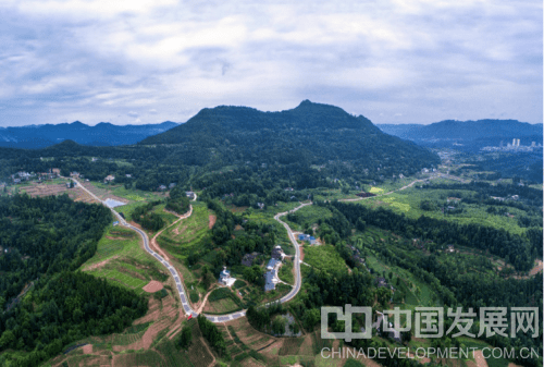 (图:巴中市巴州区清江镇巾字村产业新貌)