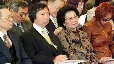 原创香港四大家族继承人变废太子,宠妾抛妻惹怒母亲,兄弟面和心不和