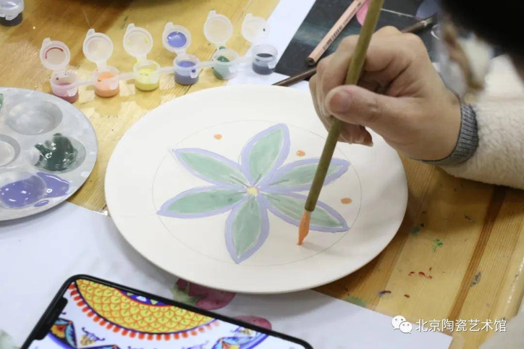 釉下彩陶瓷盘子绘画