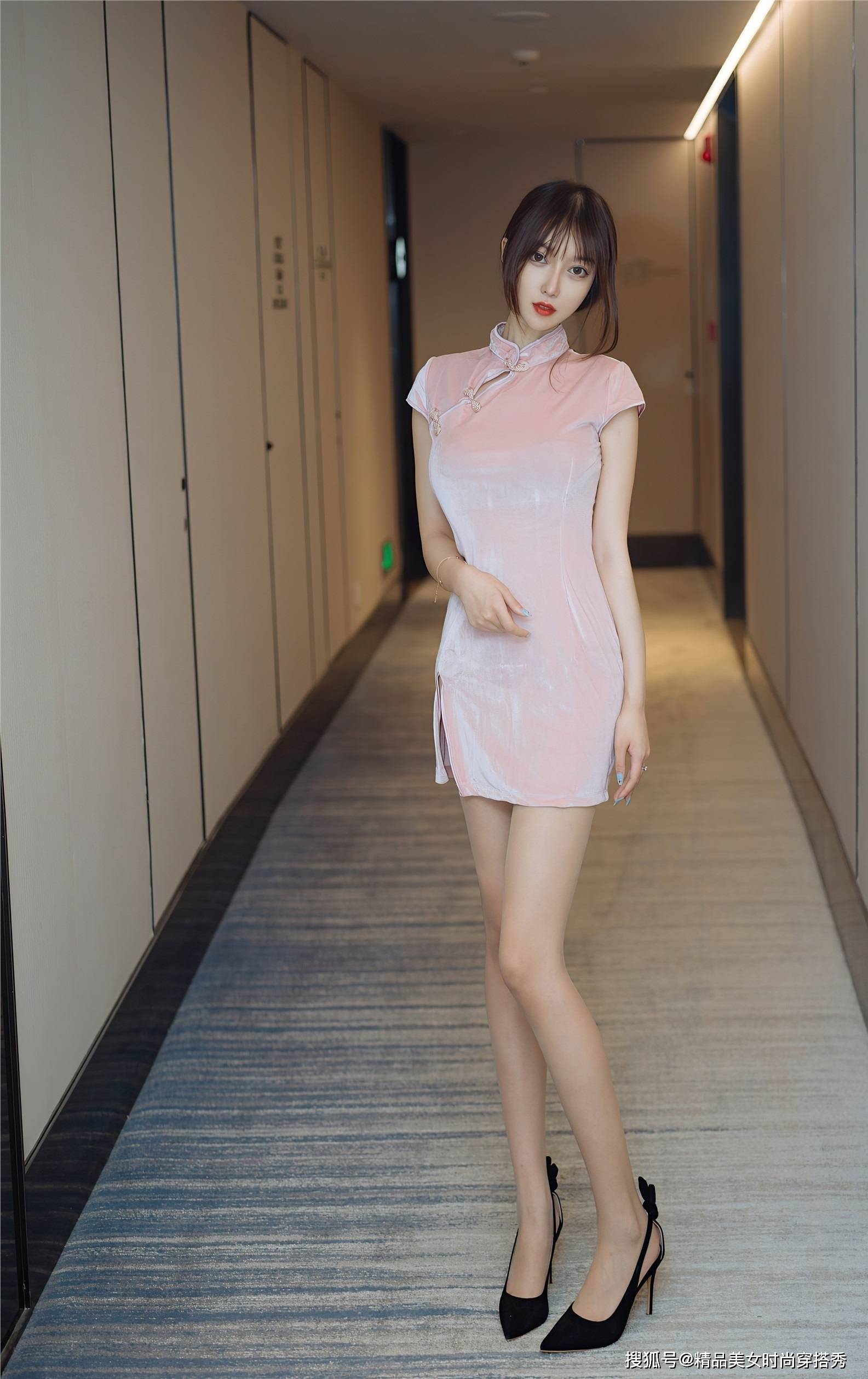 粉色绒面旗袍搭配黑色高跟鞋甜美又不失女性的优雅