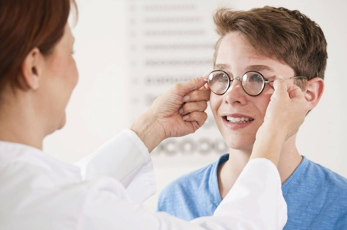孩子近视700度可以治疗吗?眼科专家表示:可能伴有遗传