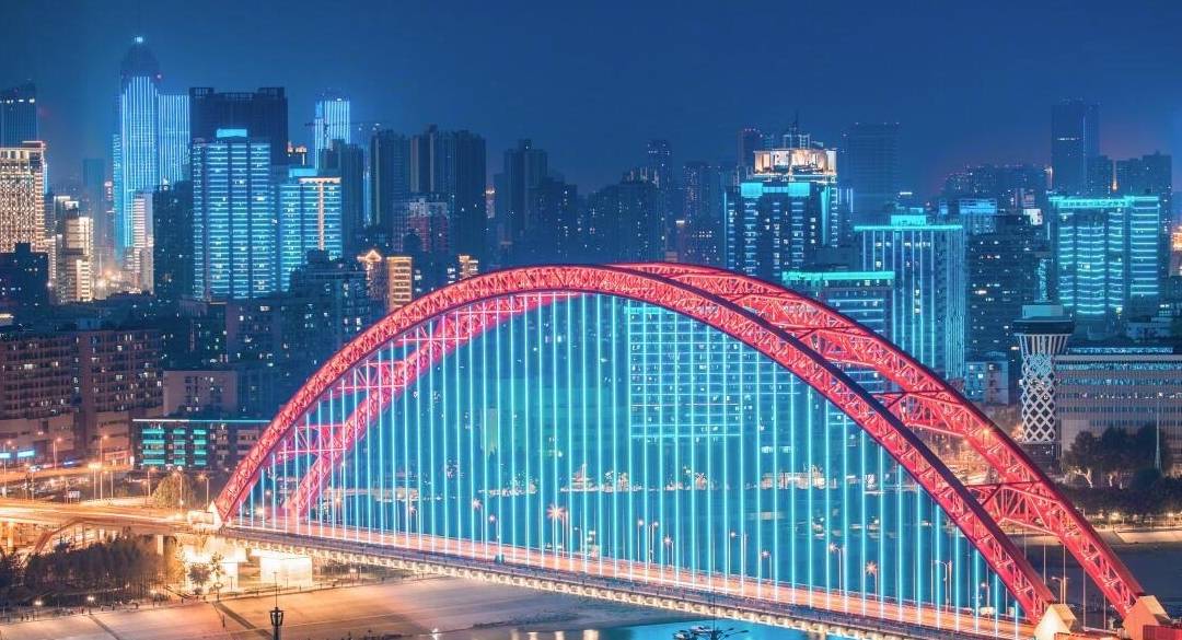 原创评武汉市夜景灯光效果:长江两岸的宏伟大气,在中国南方首屈一指