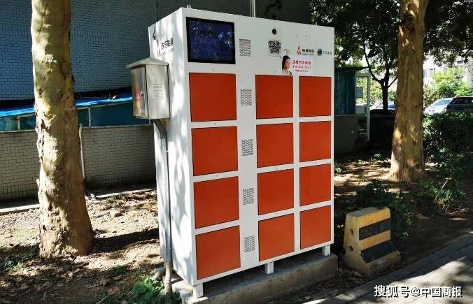 智能柜,起初他以为是新的快递柜品牌,后来偶尔看到快递员过去换电才