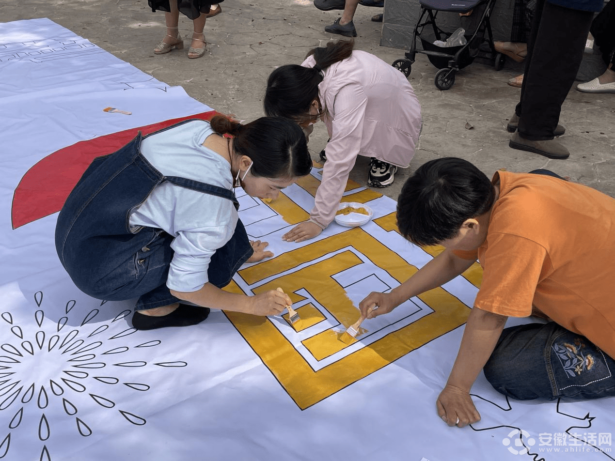 天门湖居民区党总支举行"共绘锦绣蓝图"纳斯卡巨画绘制活动