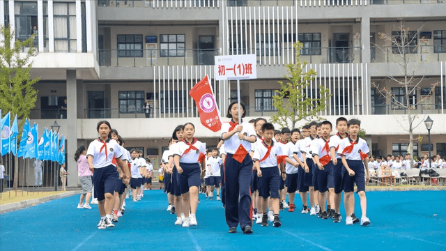 苏州新草桥中学举行第19届田径运动会