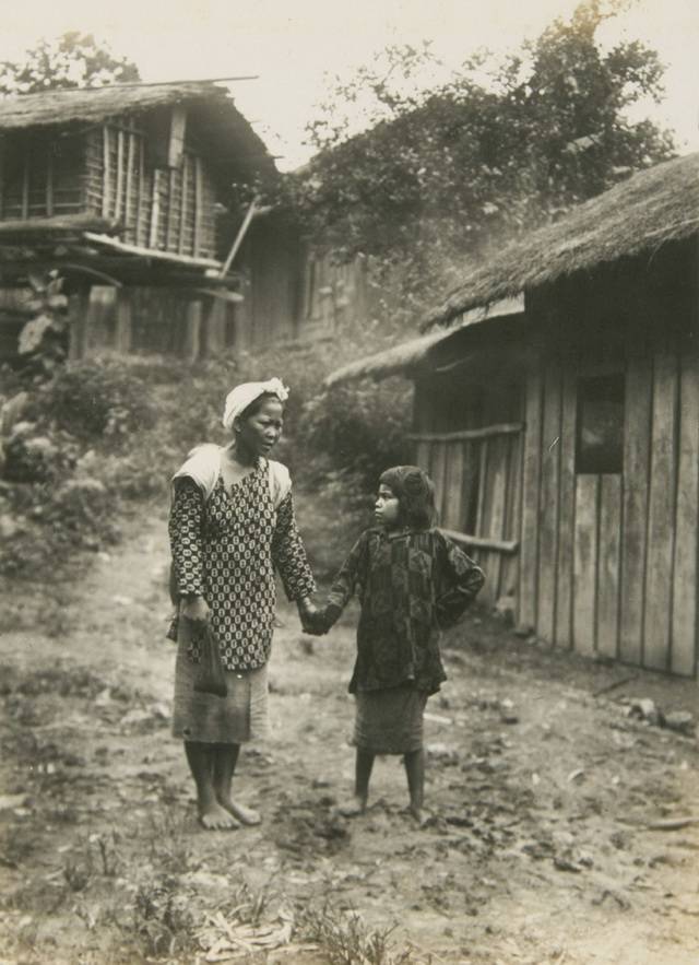 1927年台湾土著人物老照片_茅草屋