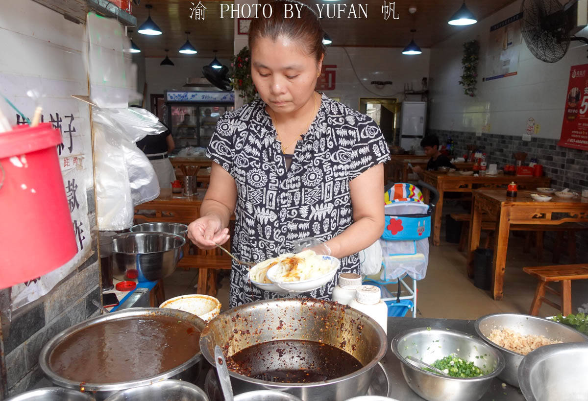 重庆双江古镇有家小吃店,祖传秘方味道好,5元一碗年入100万