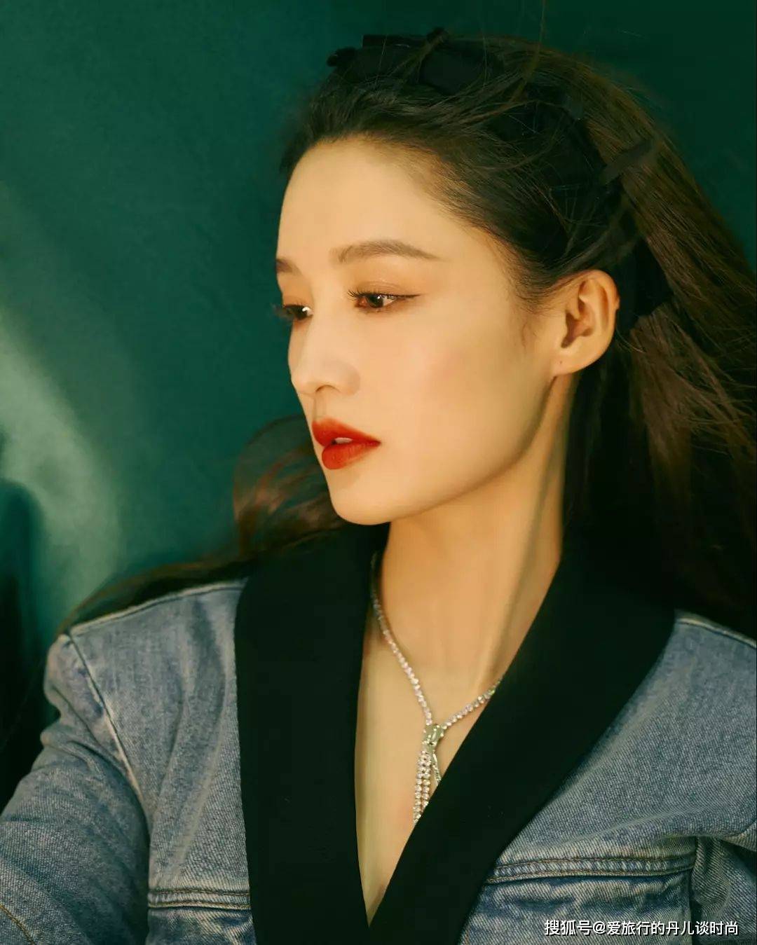李沁一袭拼色牛仔连衣裙,气质清甜,少女感十足