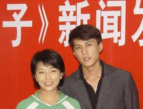 靳东与离过婚的江珊同居5年,为啥又转身娶了二婚的李佳?