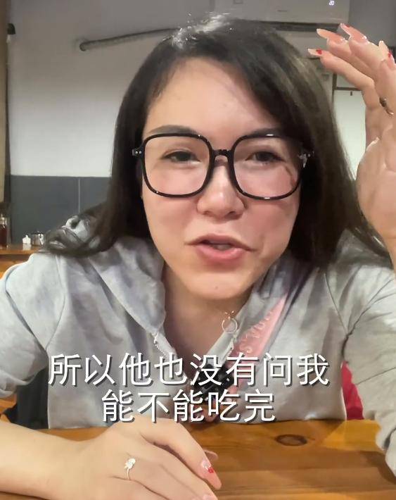 大胃王浪胃仙近照被扒,长发及腰化浓妆,越来越有"贵妇