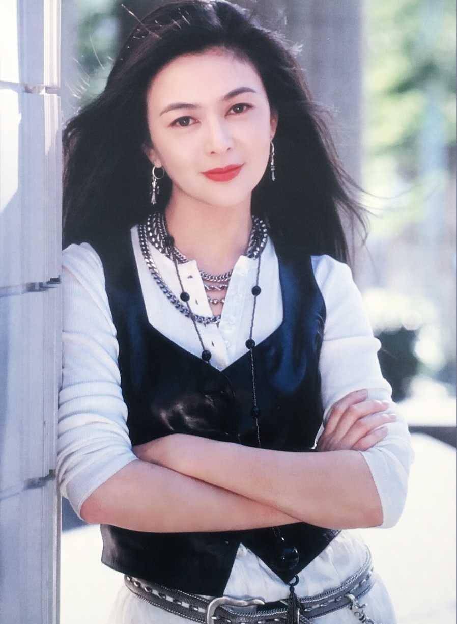 58岁关之琳新恋情曝光?两人靠头搂肩显亲密,网友重点