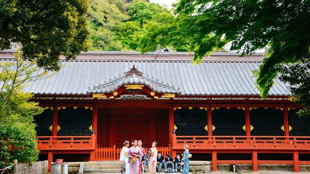 他在镰仓海岸附近建设了一座祭祀八幡神的小神社,多年之后他的子孙源