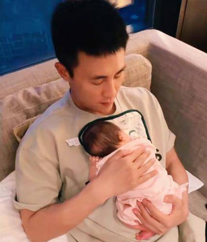 原创杜淳一家三口齐出游,蹲在地上给妻女当沙发,妻子亲女儿画面有爱