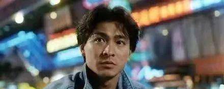1981年出演首部电视剧《江湖再见》,华仔饰演小混混阿龙,略显青涩的