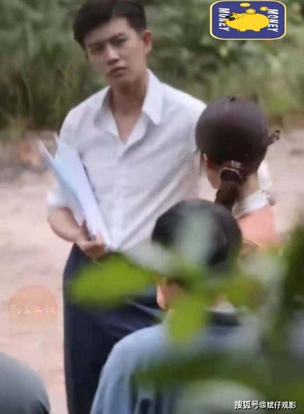 而且任嘉伦私下脾气其实很好,对身边的工作人员也都很照顾,如果不是
