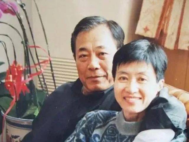 之后冯恩鹤又在电影《海霞》中饰演民兵阿洪,和"反派专业户"陈强