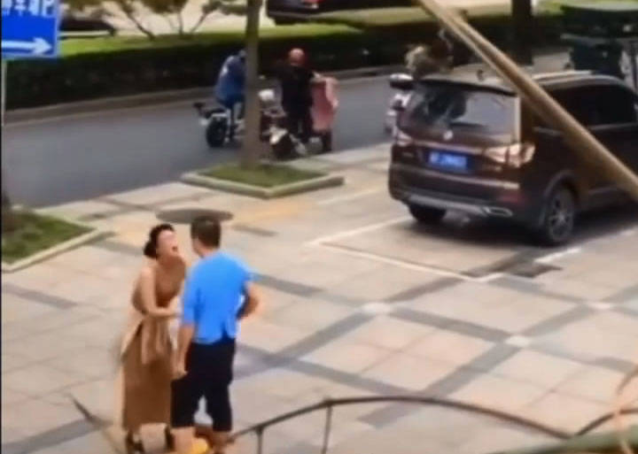 起来,或许女子想将孩子当成筹码来要挟男子与其结婚,但她忘了一件事