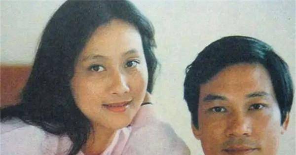 68岁老戏骨金鑫,因戏结缘娶"正师级"演员黄梅莹,如今家庭幸福