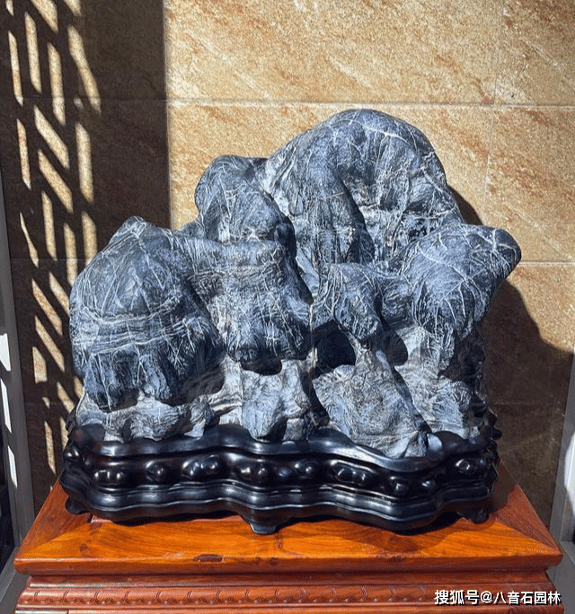 木,水,土形)灵璧石或壁形汉画灵璧石,青铜器鼎纹石,金钱纹石等放置在
