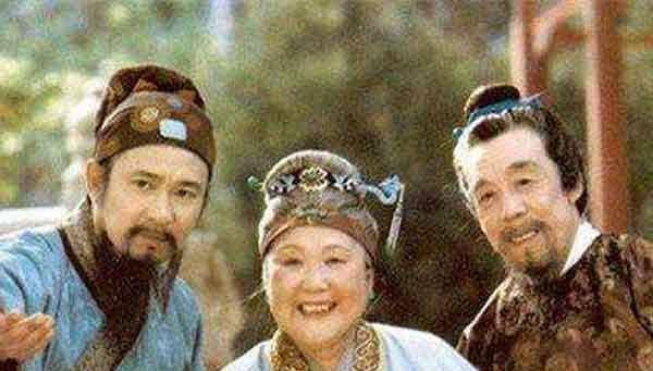 贾源有不止一个儿子,长子叫贾代善,"袭了官",但并不是荣国公;代善的