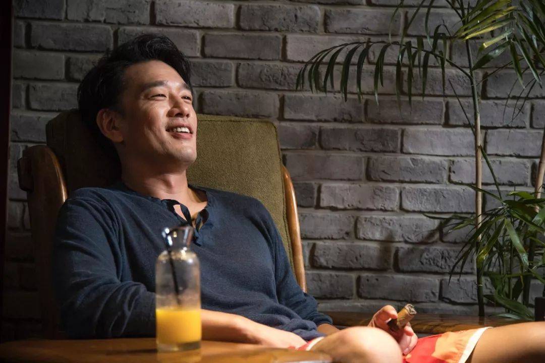 曾经在一个节目中,主持人对王耀庆说,你也算半个内地人了.
